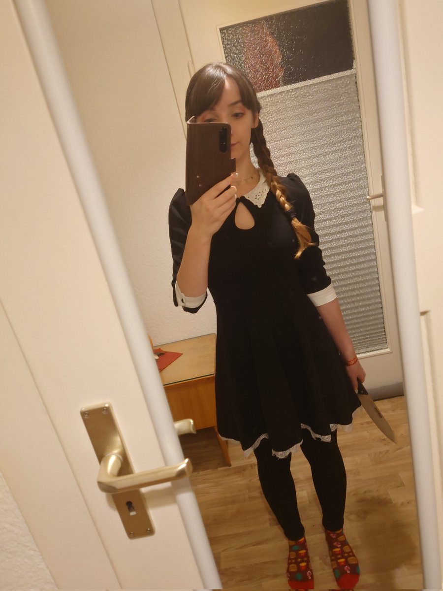 deltaHase's tweet photo. Ich hoffe, ich komm nicht zu spät zur Party 🎃🔪 meine Version von Wednesday Addams 🌝 @Herr_Currywurst #Curryween https://t.co/g6UQOhABl1