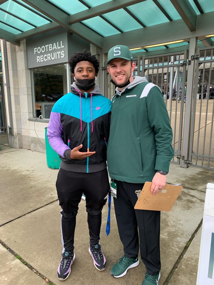 AustinYelder's tweet photo. AMAZING WEEKEND IN LANSING CAN'T WAIT TO COME BACK!!! @SportsOnTheLo @BigKirk94 @formularecruits @AL6AFootball @ChadSimmons_ #GOGREEN https://t.co/WHFxfDcrrs