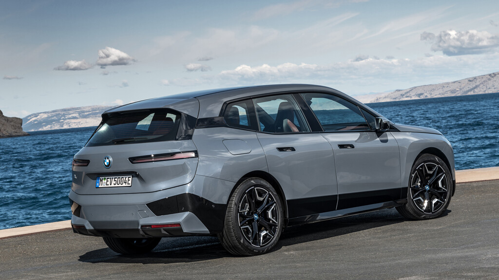 Autocosmos's tweet photo. ¡Ha llegado a nuestro país la nueva #BMWiX! 🔥 Disponible en 2 versiones: #xDrive40 de $ 1,770,000 pesos y #xDrive50 de $ 2,180,000 pesos, ofrece lo mejor en tema de tecnología e interior super lujoso que seguro te encantara 😎 ¡Descúbrela! 👉 https://t.co/kOleSMFbH1 @BMWMex https://t.co/c3hvj0PYGk