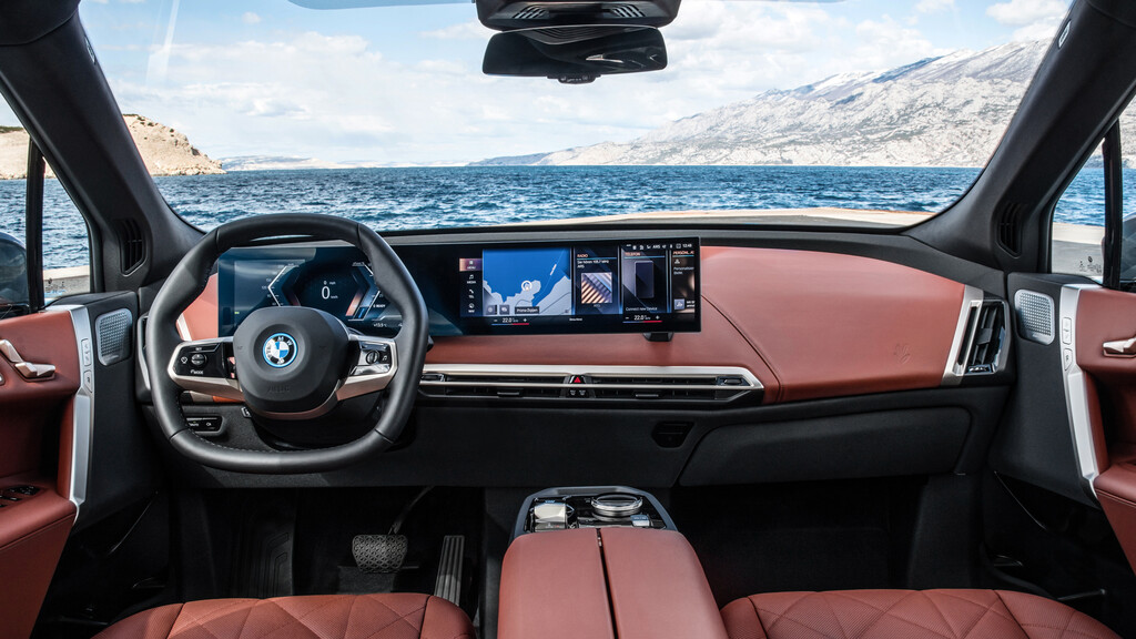 Autocosmos's tweet photo. ¡Ha llegado a nuestro país la nueva #BMWiX! 🔥 Disponible en 2 versiones: #xDrive40 de $ 1,770,000 pesos y #xDrive50 de $ 2,180,000 pesos, ofrece lo mejor en tema de tecnología e interior super lujoso que seguro te encantara 😎 ¡Descúbrela! 👉 https://t.co/kOleSMFbH1 @BMWMex https://t.co/c3hvj0PYGk