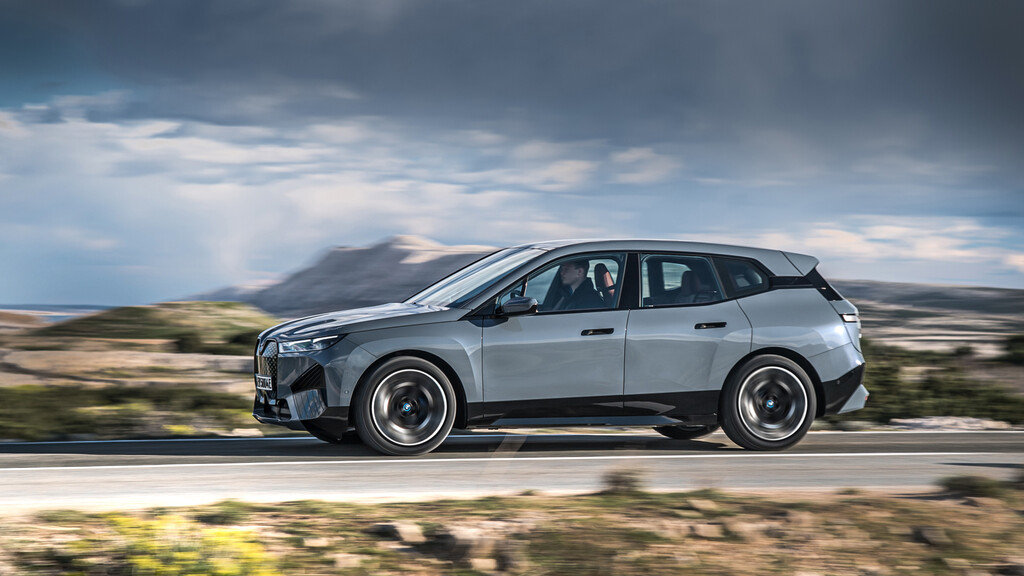 Autocosmos's tweet photo. ¡Ha llegado a nuestro país la nueva #BMWiX! 🔥 Disponible en 2 versiones: #xDrive40 de $ 1,770,000 pesos y #xDrive50 de $ 2,180,000 pesos, ofrece lo mejor en tema de tecnología e interior super lujoso que seguro te encantara 😎 ¡Descúbrela! 👉 https://t.co/kOleSMFbH1 @BMWMex https://t.co/c3hvj0PYGk