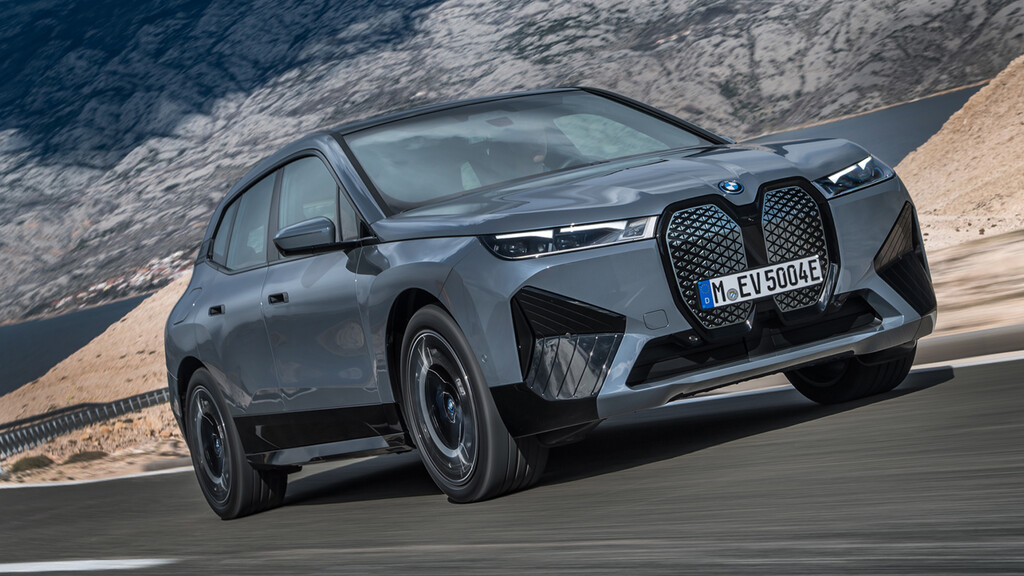 Autocosmos's tweet photo. ¡Ha llegado a nuestro país la nueva #BMWiX! 🔥 Disponible en 2 versiones: #xDrive40 de $ 1,770,000 pesos y #xDrive50 de $ 2,180,000 pesos, ofrece lo mejor en tema de tecnología e interior super lujoso que seguro te encantara 😎 ¡Descúbrela! 👉 https://t.co/kOleSMFbH1 @BMWMex https://t.co/c3hvj0PYGk