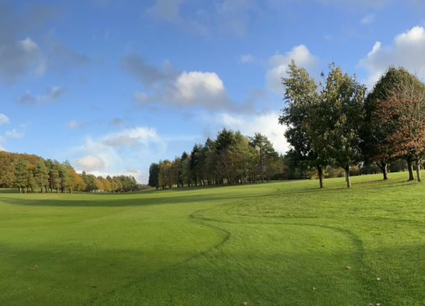 cotswoldhillsgc's tweet photo. Happy Sunday evening ☺️
What a strange weekend of weather ☔️🌤
@cotswoldhillsgc drains so well that both Saturday and Sunday afternoon saw golfers enjoying the sun shining on the trees showing each beautiful colour🍁
Time to embrace the autumnal conditions🧣🏌🏻
#chgc #leafy https://t.co/NNhM2nJUa8