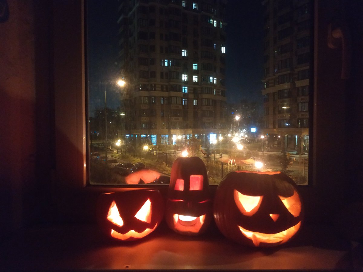 iliveso's tweet photo. Тыквы После #самайн #хэллоуин #тыквы https://t.co/ObW2PP6Nvj