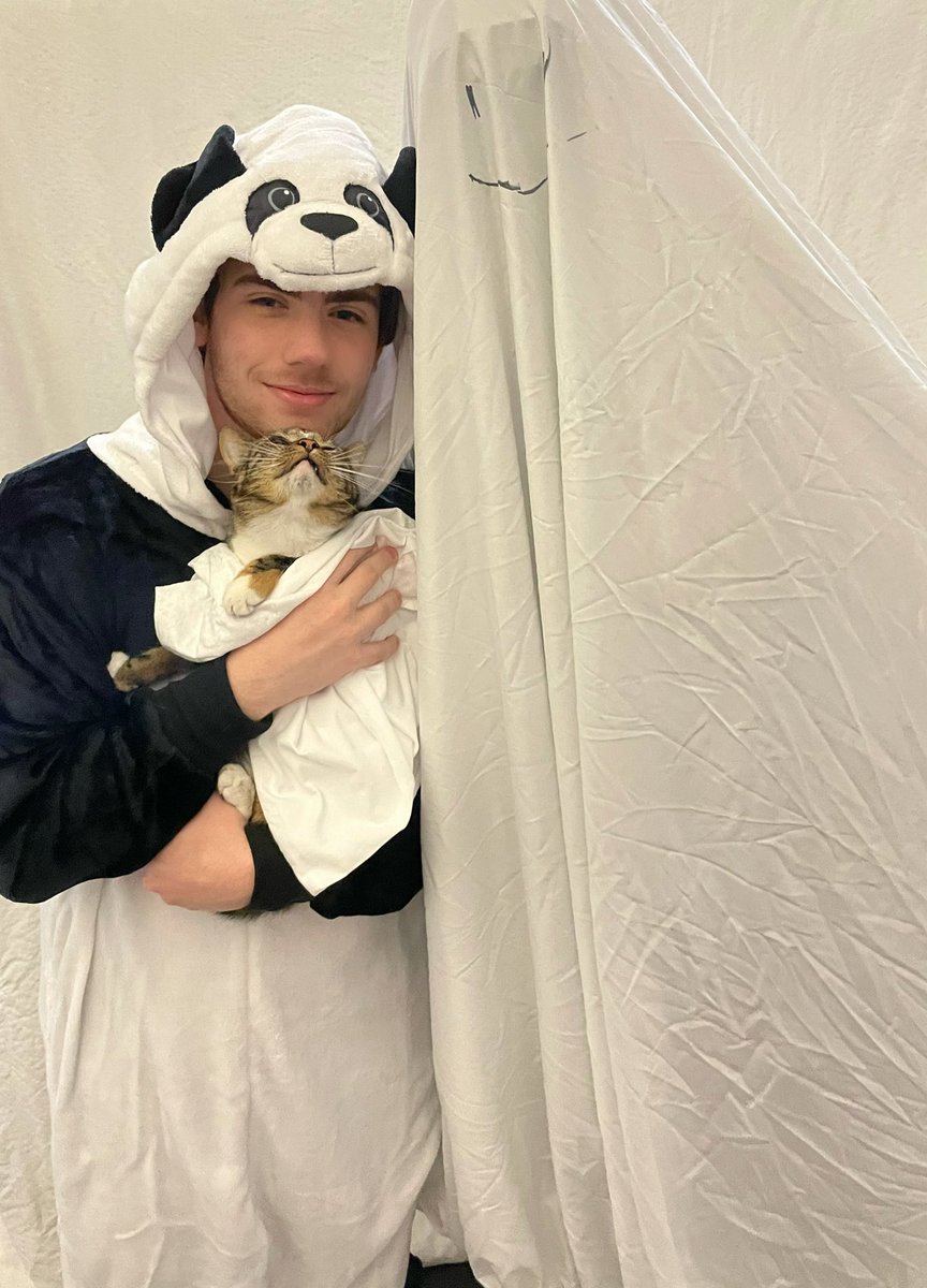 Dream's tweet photo. Happy Halloween!! 🎃 https://t.co/Ix2kTbXuBl