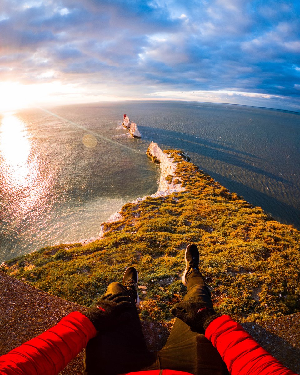 We're closing the weekend with this epic view over <a href="/VisitTheNeedles/">The Needles</a>.🍂

📌 The Needles (@IsleofWightNT)
📸 <a href="/thecamofsam/">Sam</a>
🖱 Click image to view in full

#SupportIOW #LoveGreatBritain #IOW #IsleofWight
