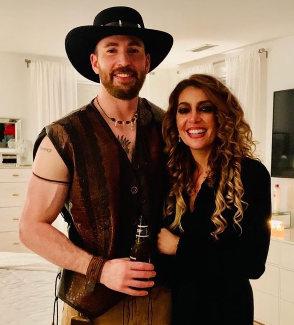 JustLunaNow's tweet photo. “That’s not a knife…That’s a crocodile.”🐊 
🤣🤣🤣
Chris Evans enjoying Halloween courtesy of his friends on Instagram. #HappyHalloween2021 https://t.co/Kg50lhXfeN