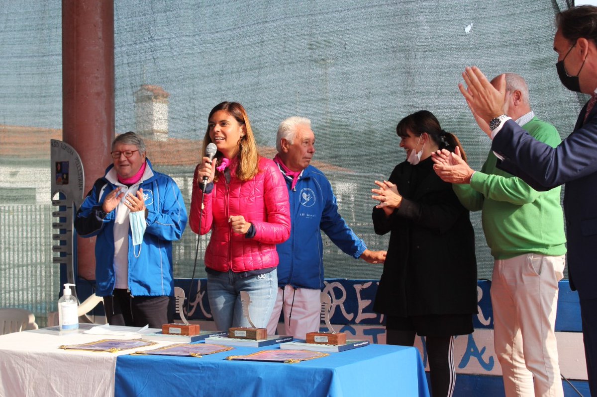 comunevenezia's tweet photo. #Solidarietà 

🚣‍♂️Con il corteo acqueo delle remiere, all'isola di #Pellestrina, si è chiuso il programma dell'Ottobre rosa

✅Presente all'evento la presidente del Consiglio comunale @lindagiovi https://t.co/Au5nVbnstY