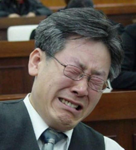 이재명 우는 사진.
이재명을 조롱하는 대표적인 사진.
성남의료원 건립 시민운동하던 때 시의원들에게 수차례 조례를 건의 했지만 매번 거절 당했다. 그래서 20여만 명의 성남시민 서명을 받아 시민조례를 발의했지만 한나라당 의원이 47초 만에 기각했고 의회는 해산됐다. 그래서 이재명은 울었다.