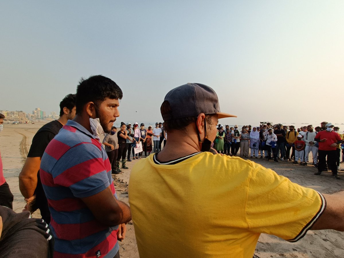 AKarajkar's tweet photo. This beach clean-up drive was started by just one person but it ended with tens more.Because in the end we're all equally responsible for this problem. I encourage all,to join this cause, or any other cause like this and to give our time towards cleaning up our mess. @AfrozShah1 https://t.co/pMMZzdEXwq