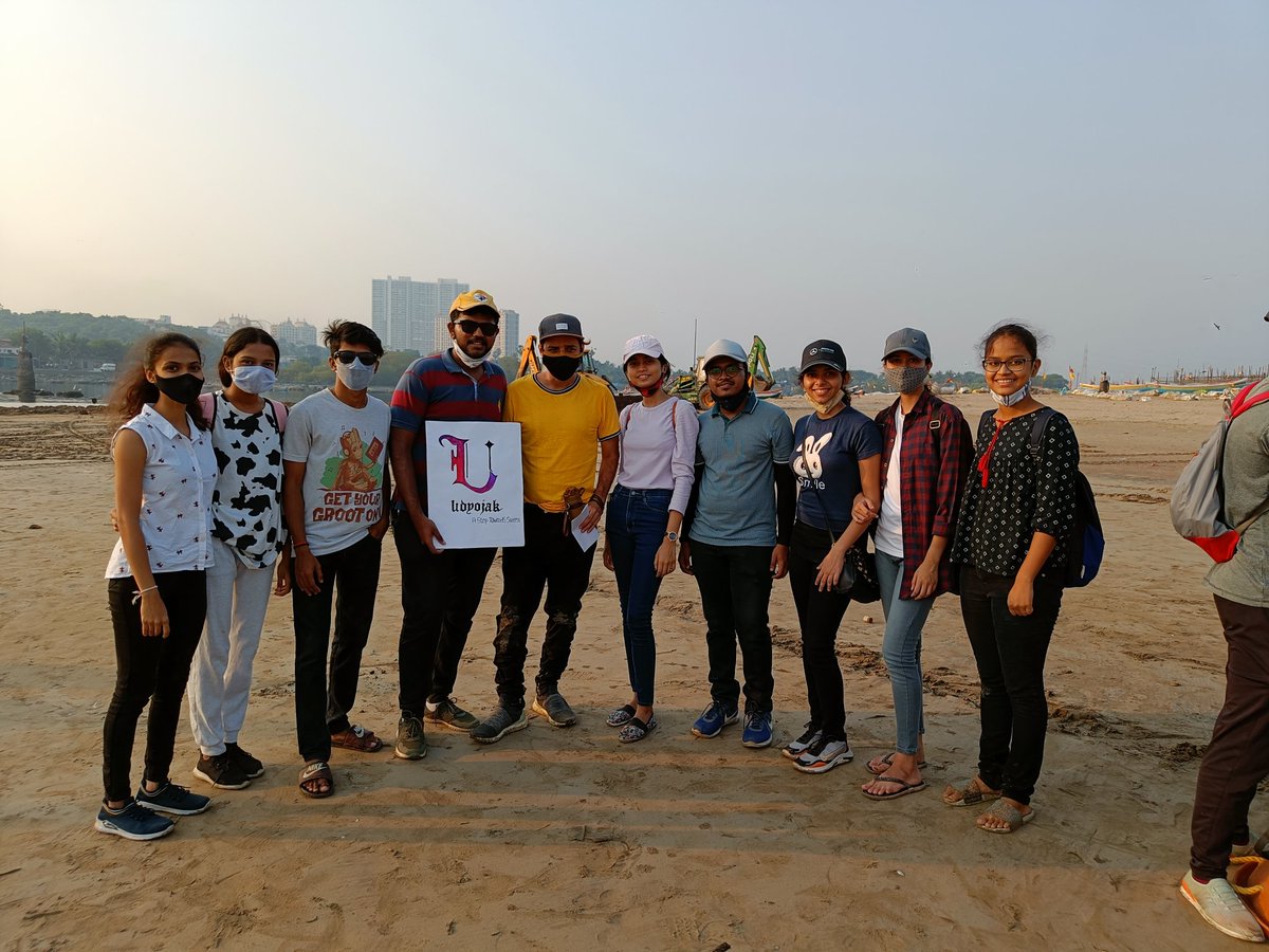 AKarajkar's tweet photo. This beach clean-up drive was started by just one person but it ended with tens more.Because in the end we're all equally responsible for this problem. I encourage all,to join this cause, or any other cause like this and to give our time towards cleaning up our mess. @AfrozShah1 https://t.co/pMMZzdEXwq
