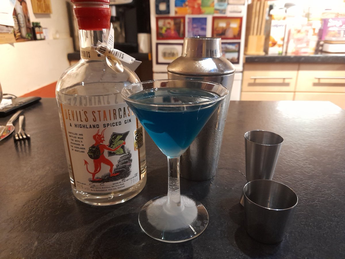 Black Cat Martini #HalloweenSpirit with the very appropriate award winning #DevilsStaircaseGin from @pixelspirits @scottish_gin @susandlove @gordonhendy @d_groundwater @AlisterClark6 @RiMarkram @LouiseCStewart1 @gillian070272 @McCrazyLady @mavis_cruet @ClarkMargare #Slainte