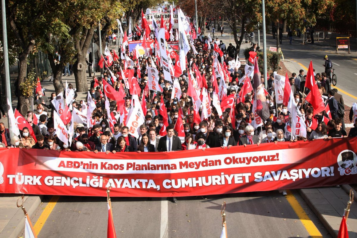 Savunmada değil taarruzdayız!

"Zulmün topu var, güllesi var, kal'ası varsa,"
Türk milletinin de Atatürkçü, vatansever, milliyetçi gençliği var.

Amerika'nın bağrımıza dayadığı hançeri eriteceğiz,
Üreten ve başı dik Türkiye'yi kuracağız.

Z Kuşağı Değiliz
Türk Gençliğiyiz! 🇹🇷