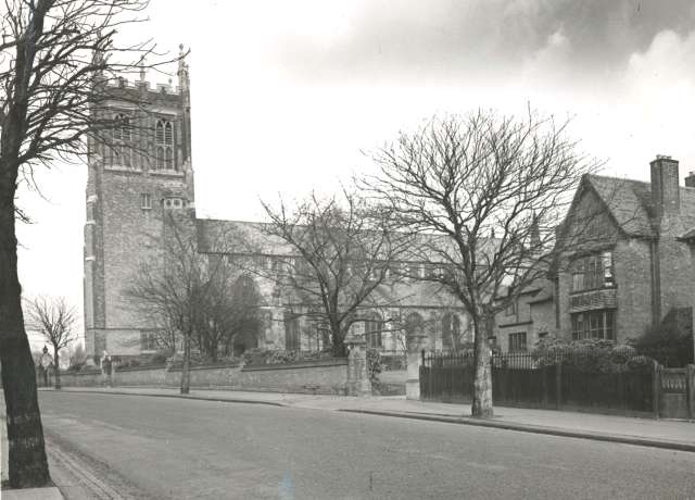 #OTD 1992 St Barnabas, Dulwich, burnt down. <a href="/StBDulwich/">St Barnabas Church, Dulwich</a> #LocalHistory
