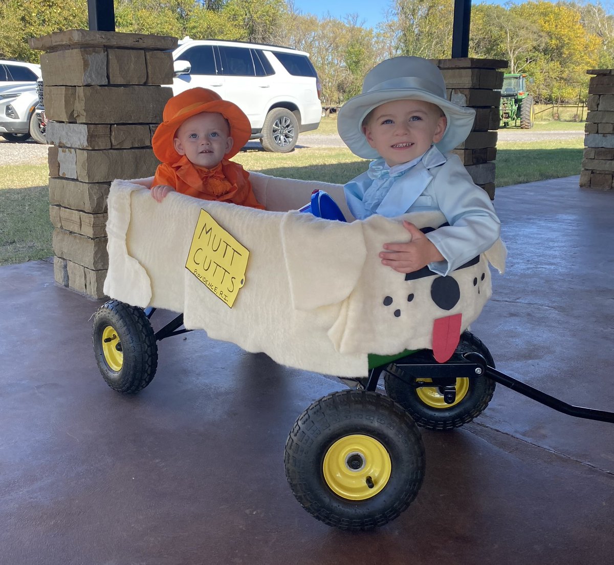EricaAShelton97's tweet photo. Lloyd and Harry had the best time trick or treating! Happy Halloween! 🎃💙 https://t.co/eFzT3uDJoM