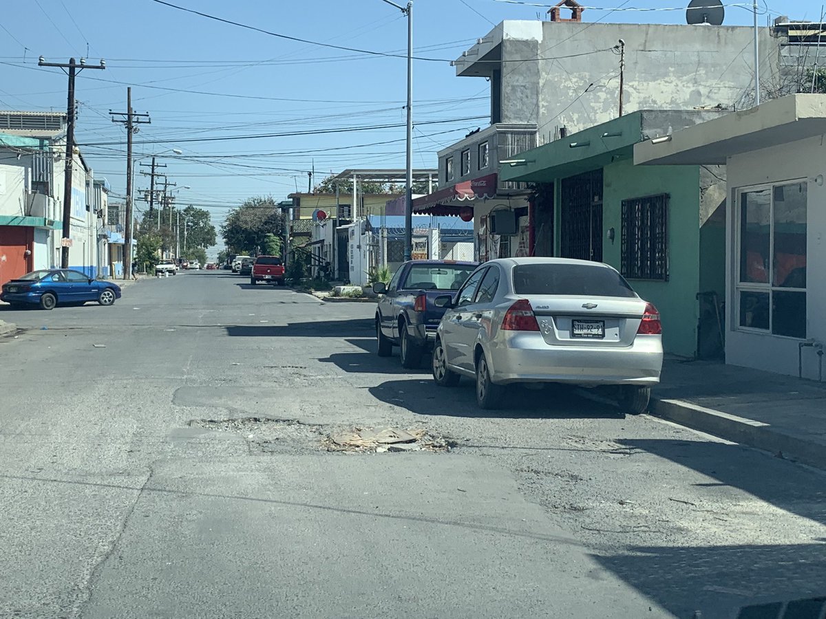 CarinaMty's tweet photo. Mega bache en calle Violeta entre Priv. Olivo y Durazno col. Moderna, me ayudan reportando? Por favor @Cicmty @ServPublicosMty https://t.co/Rpawz9Bd85