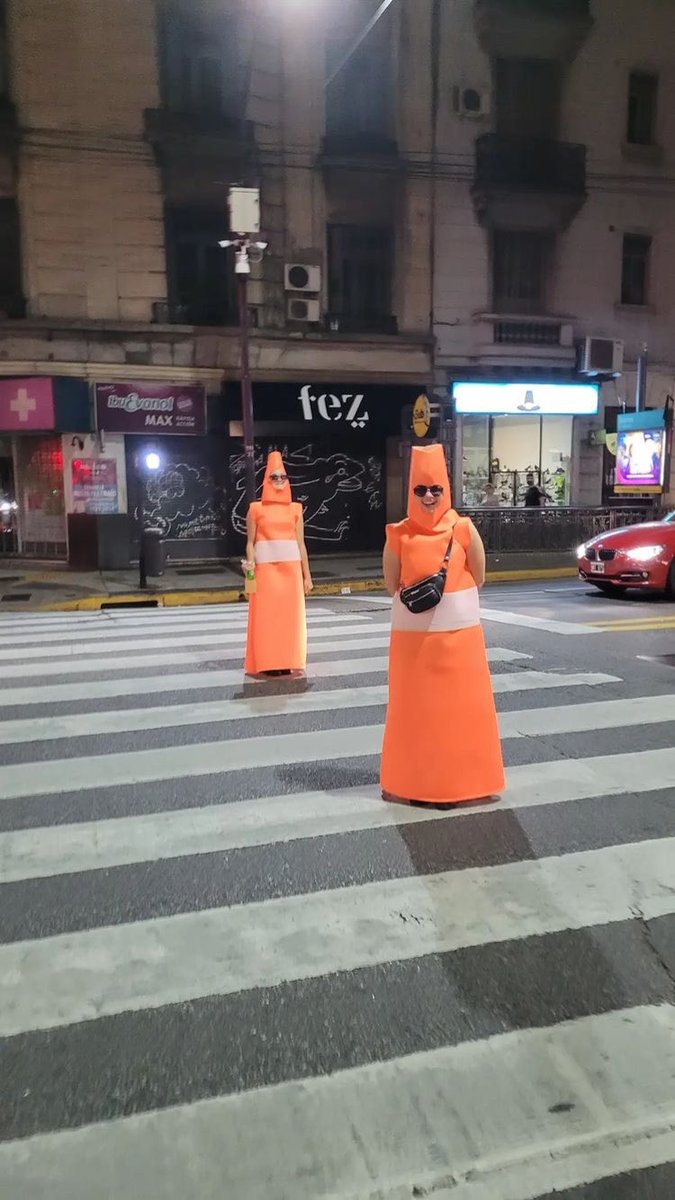 abuelatsunade_'s tweet photo. cumplimos nuestro sueño, ser conos de tránsito https://t.co/s4EbFCSSjU