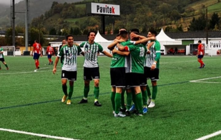 herifrade's tweet photo. En este abrazo hay mucha más gente: los técnicos y los hoy suplentes y no convocados, el filial y el resto de la Base, los padres y socios, patrocinadores… 
Hemos cruzado una pequeña puerta hacia la historia, chavales. Si queréis, hay más y más grandes.

¡Vamos, #Verdiblancos🇳🇬! https://t.co/LMEWU2C7xS
