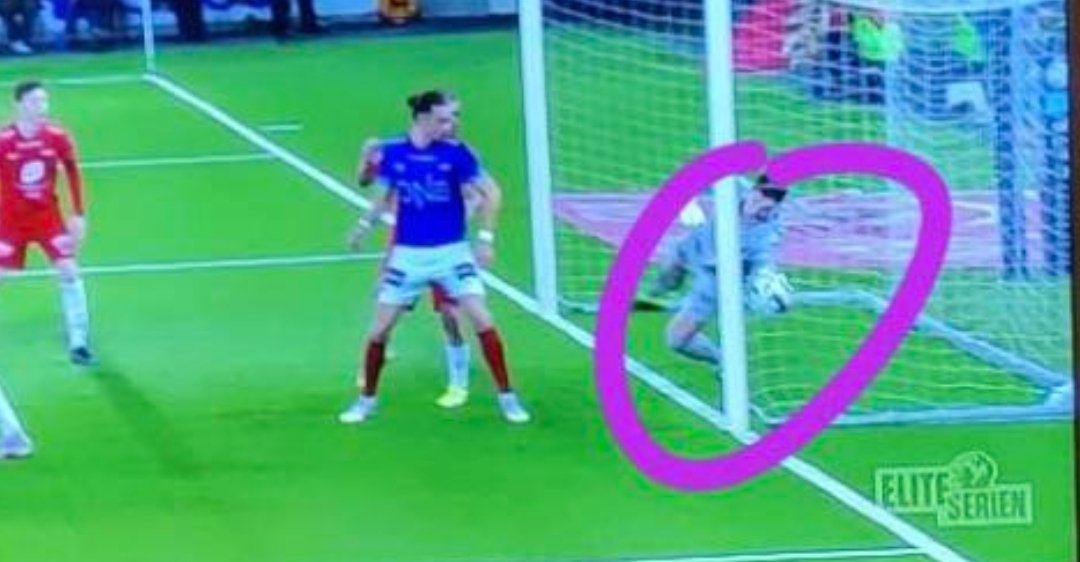klanen's tweet photo. Fuck VAR. Bruk penga på briller. 1-0 på Intility https://t.co/k7JFZxacIR