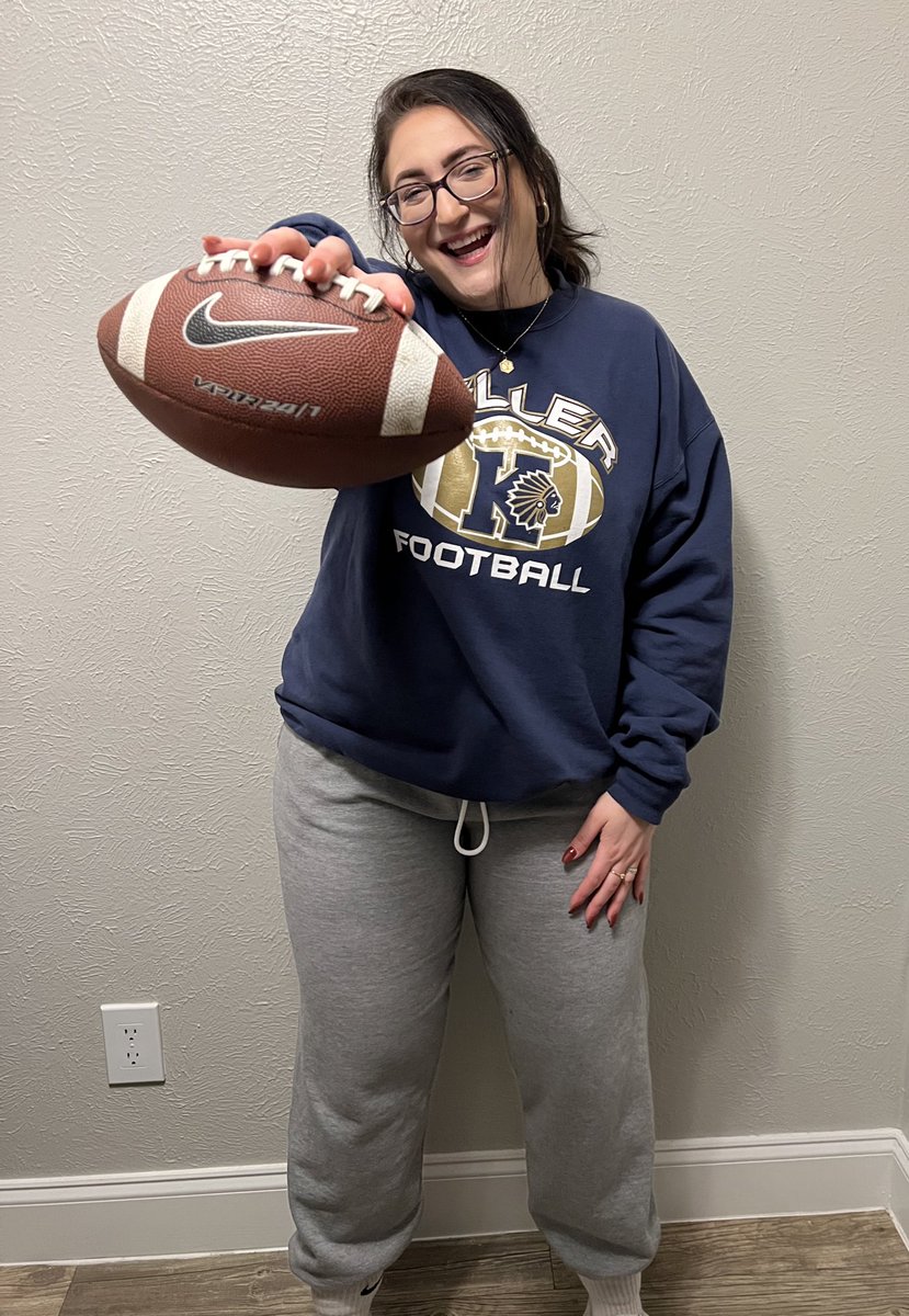 marisarenee56's tweet photo. Pro tip: wear a Halloween costume that consists of sweatpants. 10/10 #TheOneWithTheFootball https://t.co/mbcT4UAi4w