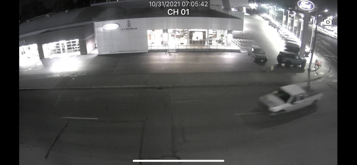 PuyallupPD's tweet photo. Here are some pics of one of the suspect vehicles from the shooting of an off-duty @FedWayPD officer in Puyallup this AM. If you know anything about this truck call our tipline at 253.770.3343 or email tips@puyallupwa.gov https://t.co/5Us0aheDYS