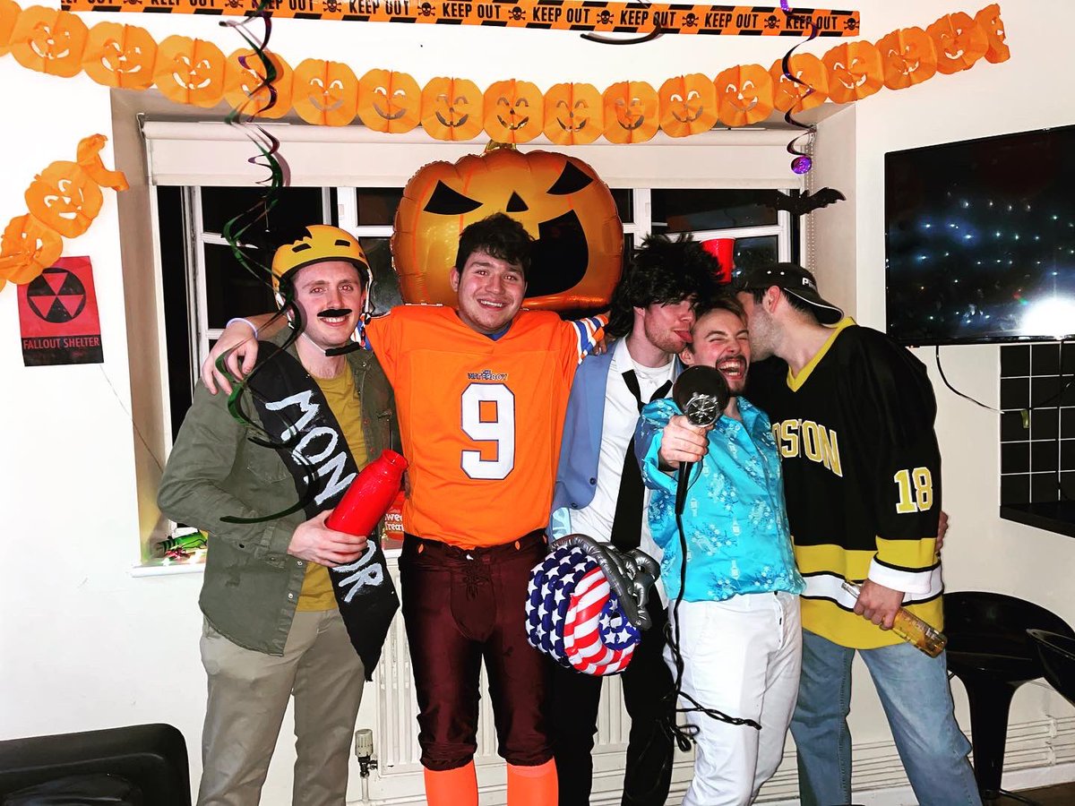 AndyGerrard6's tweet photo. A-MAIZE-ING @AdamSandler #Halloween 🎃 https://t.co/EyfHw7D4bt