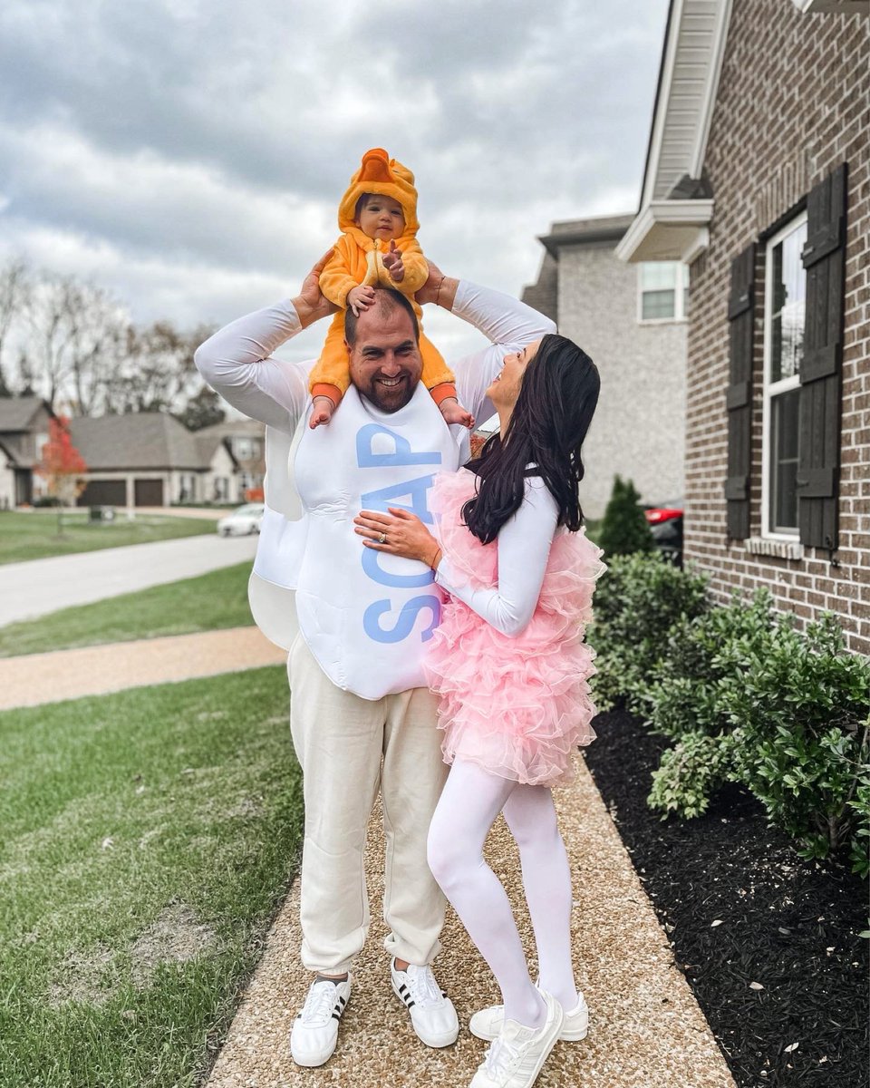 AmberChlysta's tweet photo. Happy Halloween from the bath crew!! 🐥🧼🛁Hope everyone is having a safe and fun day!! 🎃 #happy #halloween2021 #family https://t.co/q87ncMhY2b