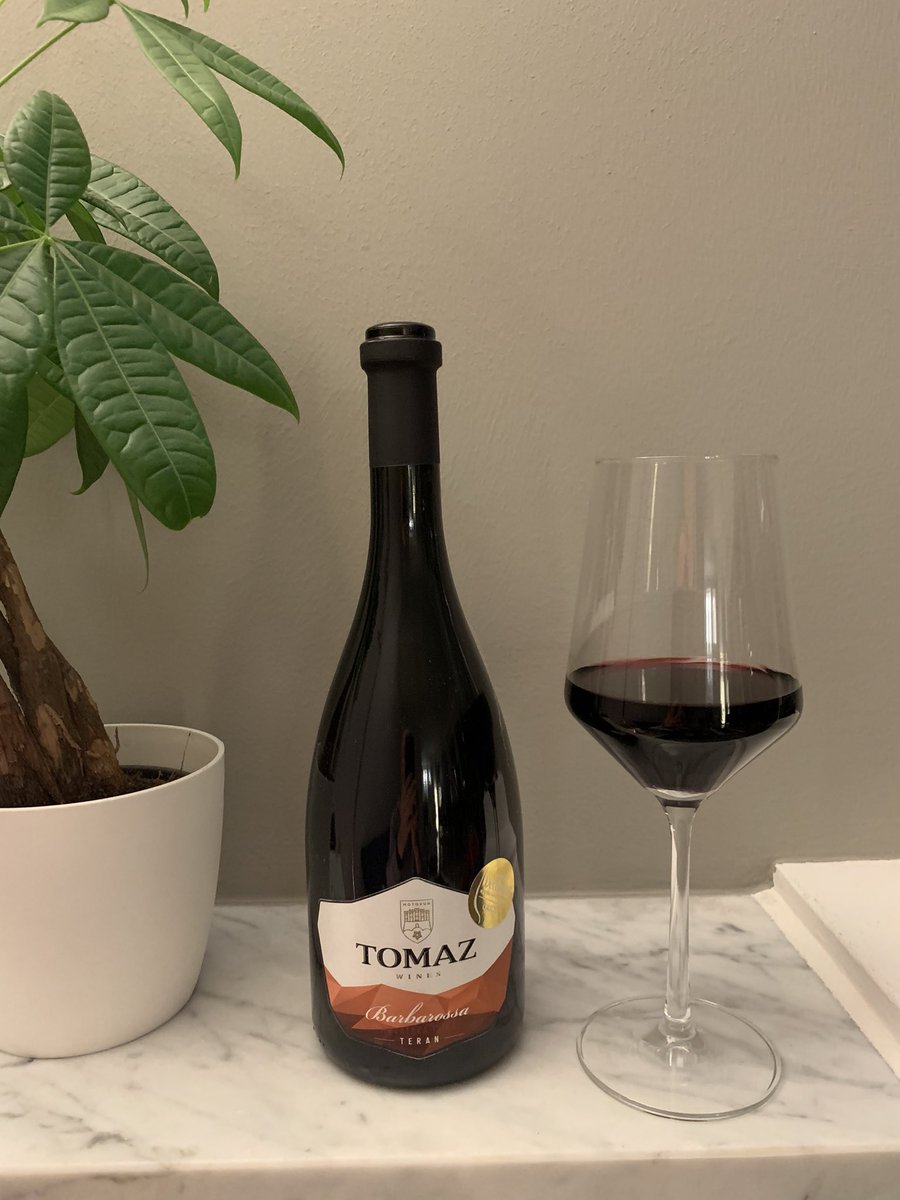 TimTheBody's tweet photo. @warp5 Ein wunderbares Finale des Kroatien-Tastings #twt1: in der Tat viele Tannine, gute Säure, viel (Kirsch-) Frucht, leicht schokoladig (aber auch angenehmer Geruch). Vielen Dank, lieber @TomKlindt! Freue mich auf die Extra-Weine aus Kroatien! https://t.co/mRuRZDiSpR
