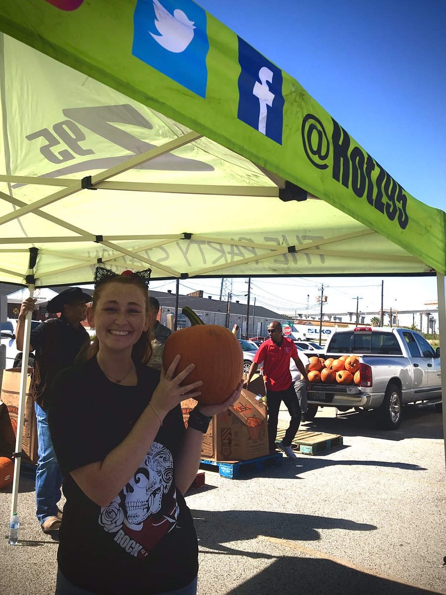 mahaylaatkinson's tweet image. Mini October photo dump! And yes that’s me with @JoyousWolfMusic 🤘🏻

Life is good! ❤️😊

#CorpusChristi #IceRays #HotZ95 #Rock927 #JoyousWolf #HouseOfRock