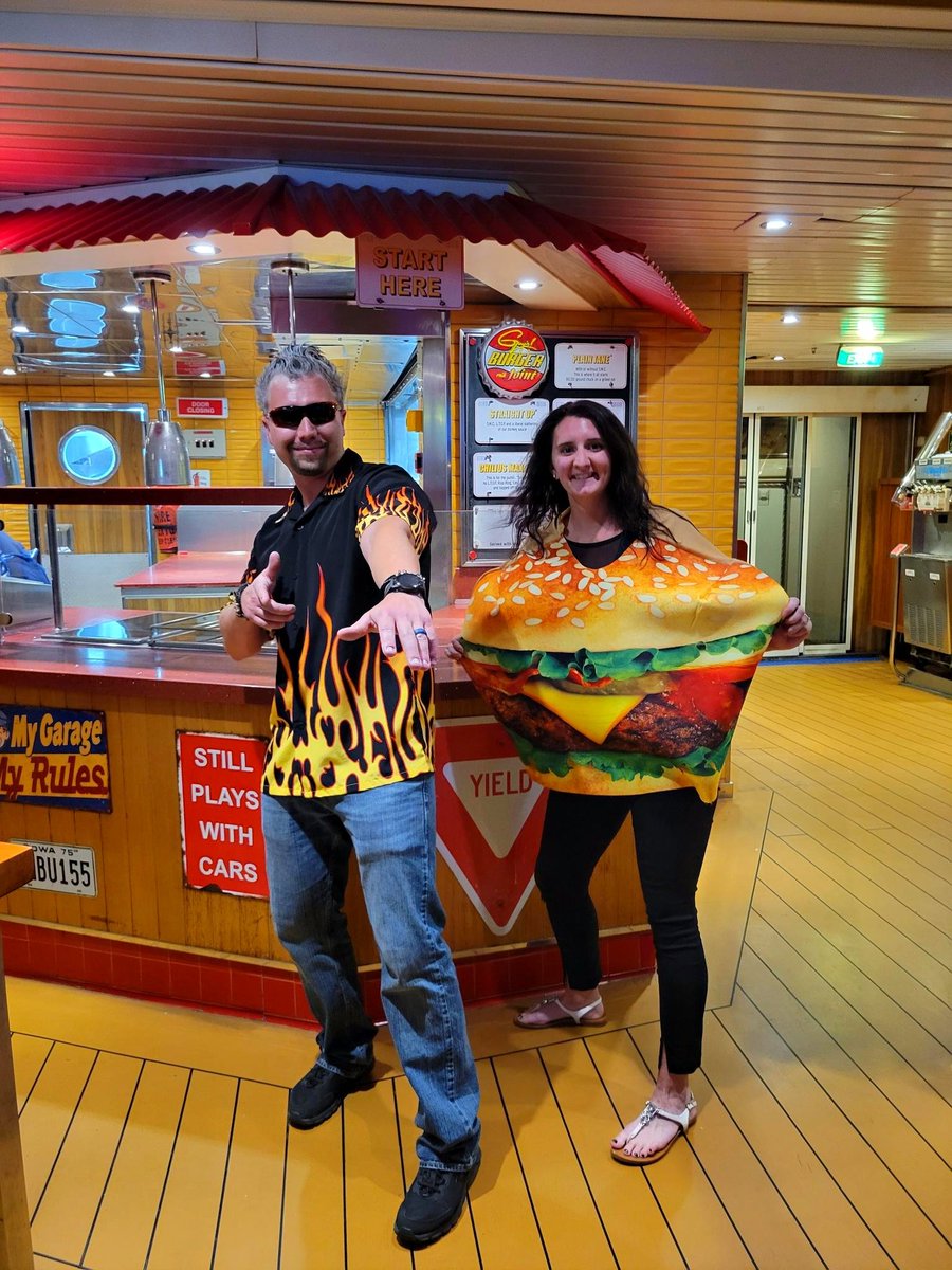 wwwwd2's tweet photo. @flavortown @GuyFieri We even went to Guy's Burger Joint for Halloween 🎃 👊🥪🍔 https://t.co/MSaBV42sht