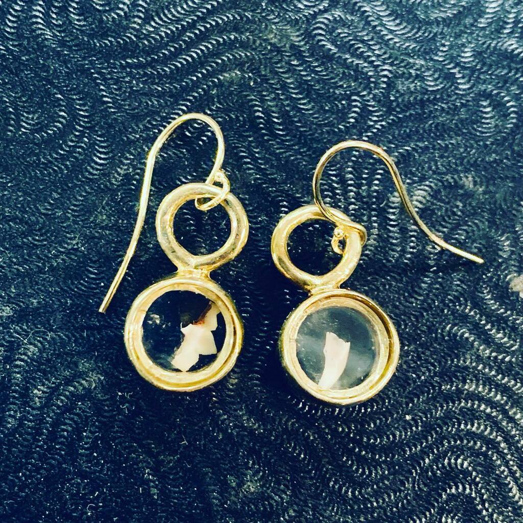 Today’s student work.
Cat tooth earrings! 😸🦷
She contains her cat’s baby tooth in the earring.It is truly unique and one of a kind earring!!

#studentwork #earrings #gold #catperson😻 #catperson #jewelrymaking #ayakanishijewelrydesignschool #nyc #eastvillage