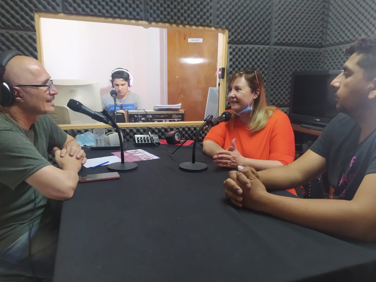 PatriCattaneo's tweet photo. 📍Radio FM de la ciudad de totoras junto con el candidato a concejal Pedro Romero #MacSantaFe #Podemos 
Gracias por el espacio! https://t.co/CTw2qvUsbz