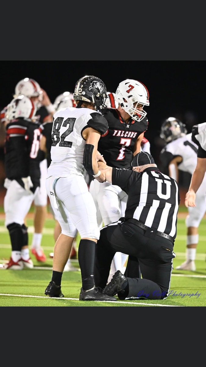Coach_MacCFISD's tweet photo. Great Sportsmanship with the @ the Huffman vs Vidor game this week. 
⁦@Huffman_Falcons⁩ 
⁦@HuffmanISD⁩ 
⁦@vidorhigh⁩ 
⁦@UIL_AD⁩ 
⁦@uiltexas⁩ 
⁦@HoustonTASO⁩ https://t.co/q1Dusv3jvH