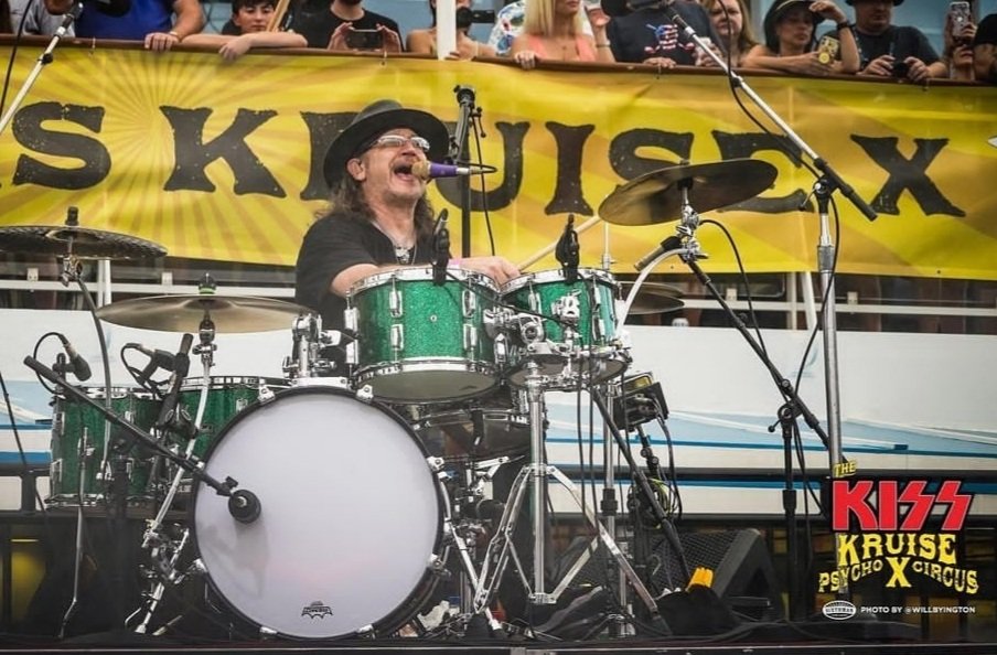 kiss's tweet photo. .@TheKISSKruise X sailaway show! So much fun! AMAZING to be back with you #KISSNAVY! 
Photos by Will Byington. https://t.co/LinNob1nt9