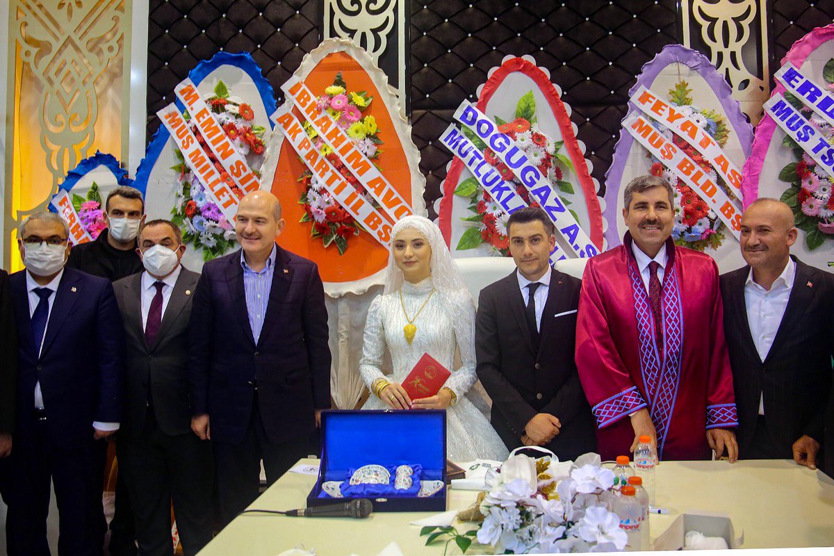 İçişleri Bakanı Süleyman Soylu ile 
Vali Doç. Dr. İlker Gündüzöz, Barış&amp;Büşra çiftinin nikah töreninde şahitlik yaptı. 

Evlilik cüzdanını gelin hanıma teslim eden Sn. Soylu, Gürtürk çiftine bir ömür boyu mutluluklar diledi.

#MutluluklarDileriz 👰‍♀️🤵🏻