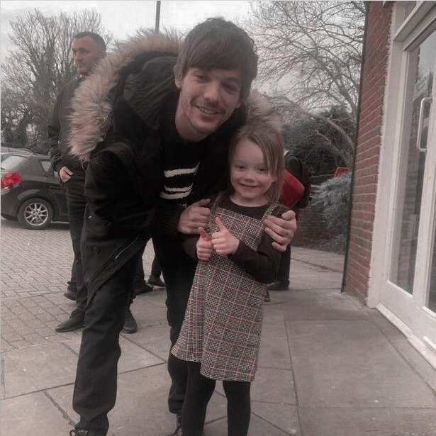 alarryconcept's tweet photo. Louis é pai de Angeline de 4 anos e acaba de se mudar para a calma Holmes Chapel por causa de seu trabalho. Tudo parecia estar bem, mas a pequena acaba arrumando uma pequena confusão no jardim bem cuidado de Harry Styles, o vizinho da casa ao lado. https://t.co/DVx4UVsbnu