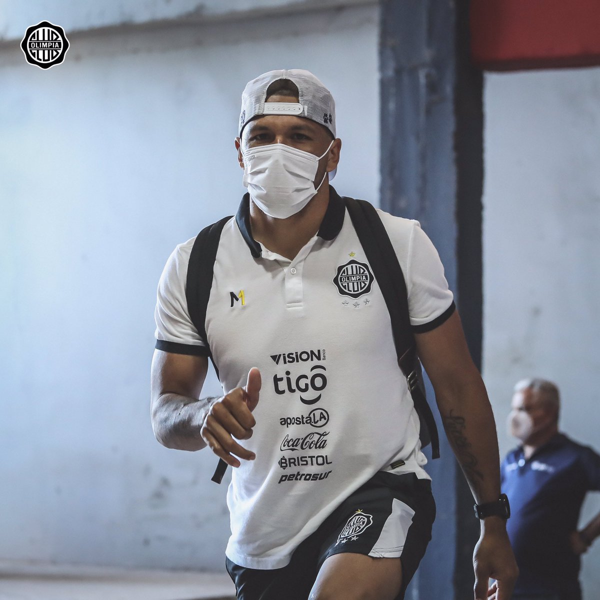 elClubOlimpia's tweet photo. 🔳#OlimpiaLIVE | #Clausura2021

💪🏼 ¡Estamos en la sede del partido! 

#𝙉𝙪𝙚𝙨𝙩𝙧𝙤𝘾𝙡𝙪𝙗𝙉𝙪𝙚𝙨𝙩𝙧𝙖𝙀𝙨𝙚𝙣𝙘𝙞𝙖 ⚪⚫⚪ https://t.co/bcyz25benA