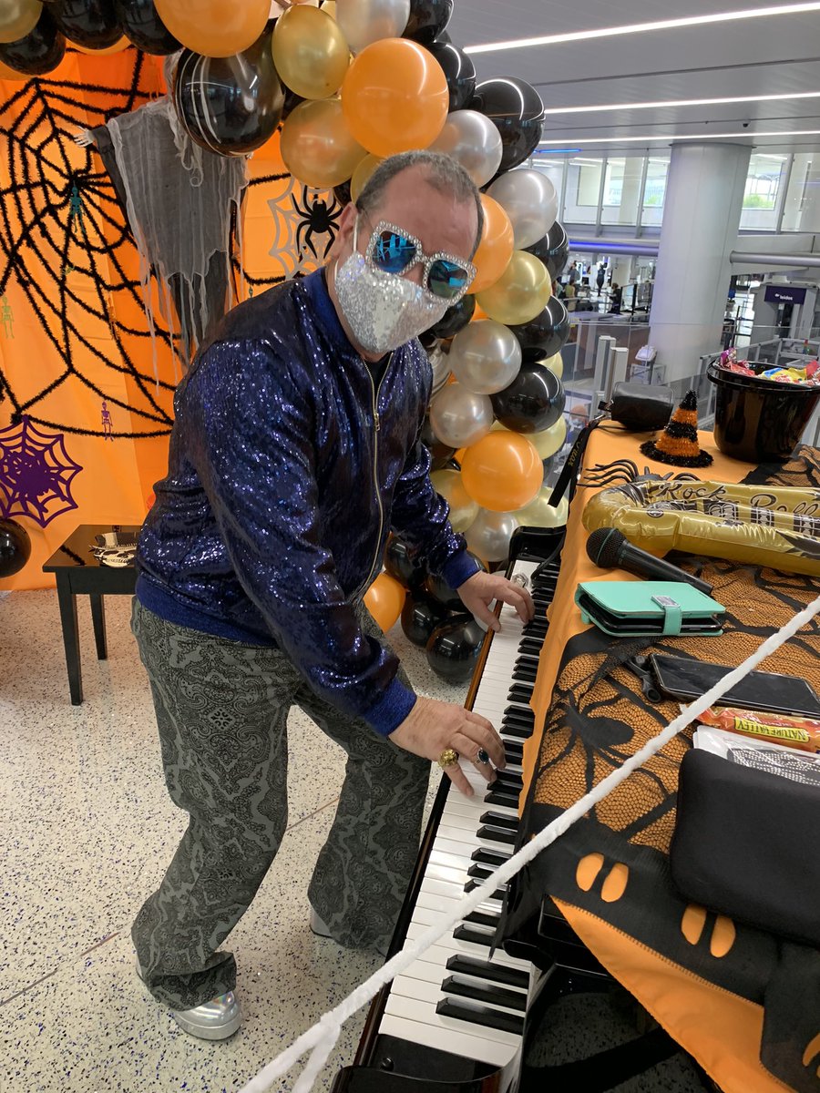 acdigirgis's tweet photo. Happy Halloween! #UAIFSbaseLAX #beingunited @weareunited @MarieLAX_united @DorisGunnell https://t.co/Skh49iorxX