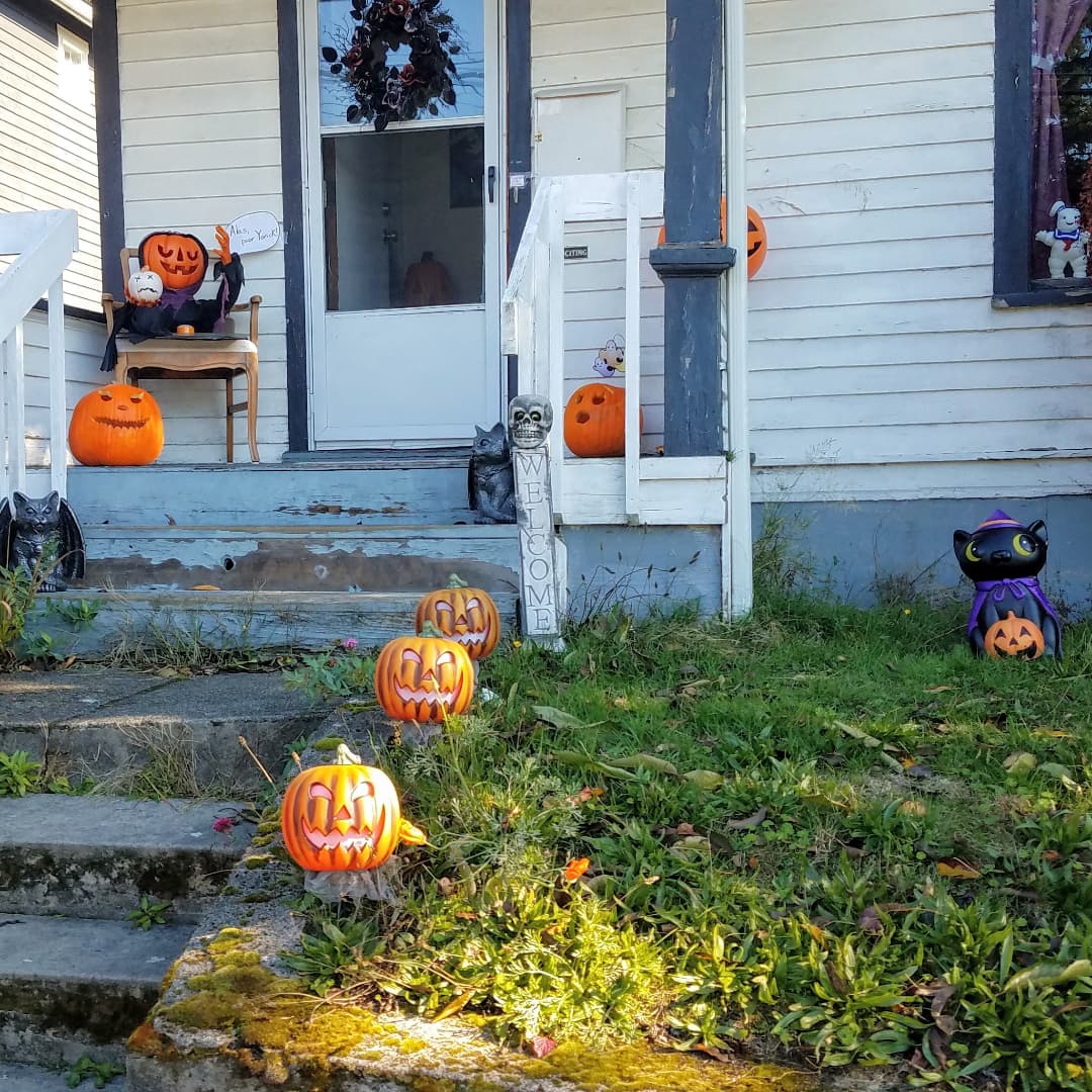 KSRFstudios's tweet photo. Halloween decorations 2021!
I'm particularly proud of my #Hamlet adaptation some cheap Target decorations. It all feels both over the top and yet not nearly enough. 
#HalloweenSeason #halloween #halloween2021 #Halloweendecor #HappyHalloween2021 https://t.co/noKSRPaAQA