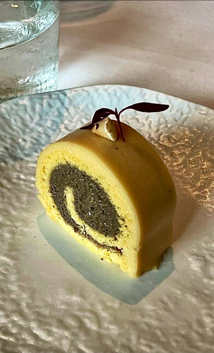 aol_ortizde1's tweet image. Del sobresaliente menú que disfrutamos ayer en @ivancerdeno lo que más me gusto fue:  

-Pastel de caza
-Tomate, requesón y hierbas
-Angulas aliñadas, manjar blanco y jugo de especias
-Cuajada de cangrejo de río, manzana verde y caviar