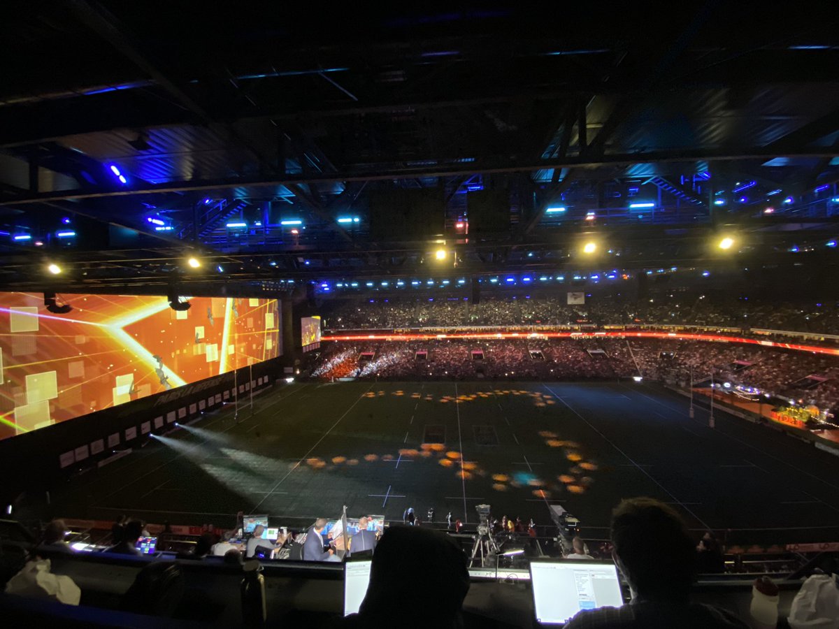 fannylechevestr's tweet photo. La Defense Arena aux couleurs d’Halloween ce soir, près de 30 000 spectateurs en tribune. #Racing92 #RACST https://t.co/JXdZ5DUIDF