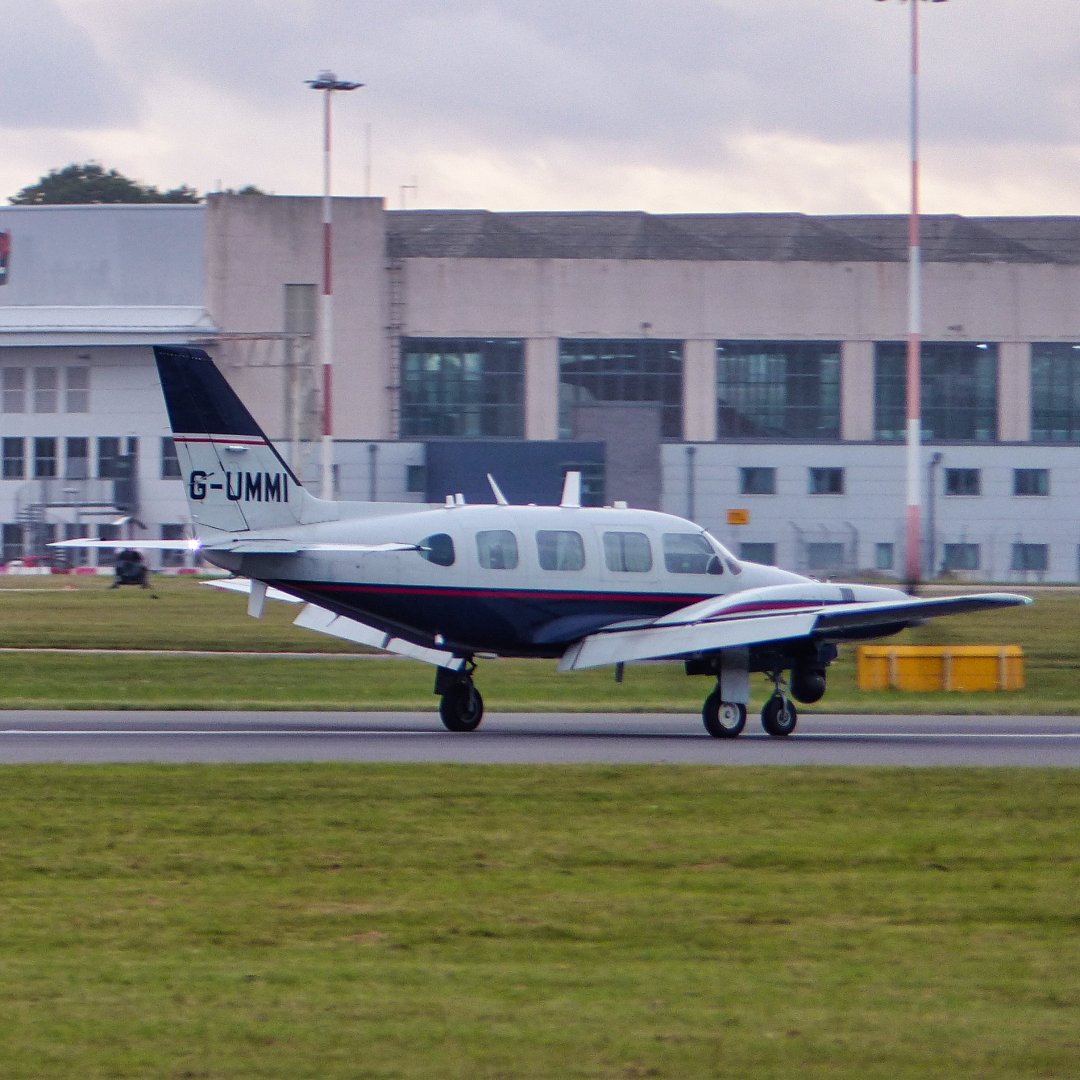 Michaelflying28's tweet photo. 2Excel Aviation Piper PA-31-310 Navajo G-UMMI arriving at Doncaster Airport 31.8.21.

#2excel #2excelaviation #piper #piperaircraft #piperpa #piperlovers #navajo #pipernavajo #pa31 #pa31navajo #piperpa31 https://t.co/q5DT8i0CDN