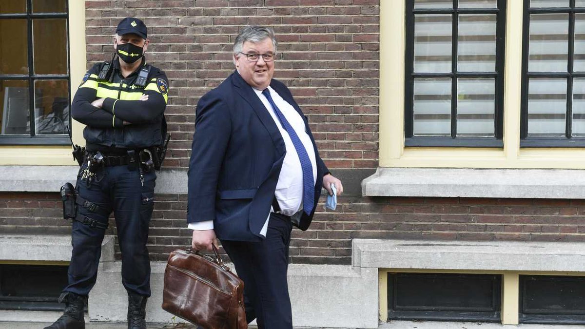 patricksavalle's tweet photo. Links een 54 jarige 140kg wegende obese comorbide man, dubbel gevaccineerd. Rechts een 54 jarige 90kg wegende fitte man, ongevaccineerd.

Nooit trainende man links wil nu dagelijks trainende man rechts gezondheidsmaatregelen opleggen om mensen zoals hij te beschermen. https://t.co/2NoRBE03t8