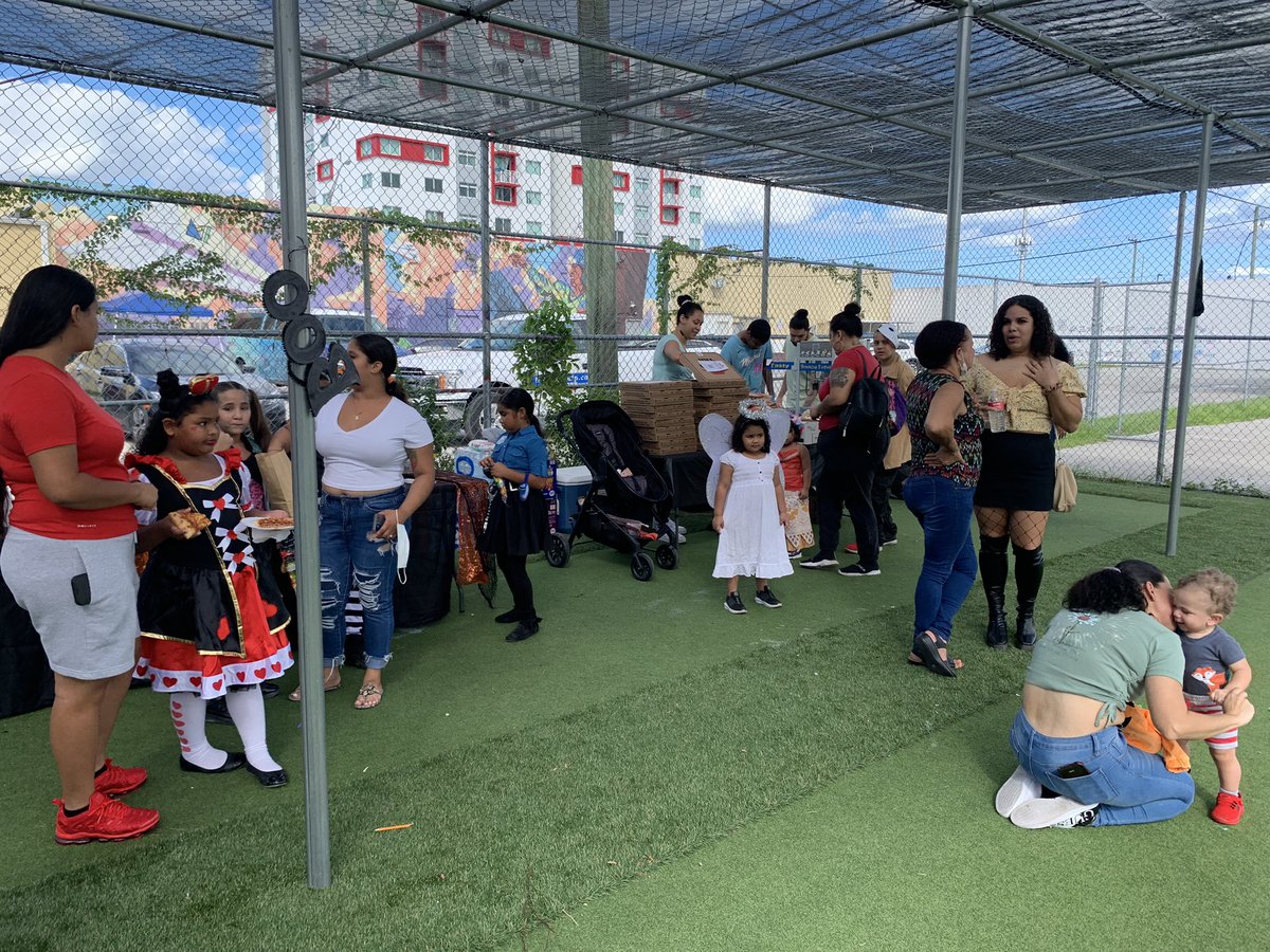 HermidaBetty's tweet photo. Lovely afternoon for Halloween in Allapattah. @AracenaCynthia @motivedge https://t.co/VGRcYhjbqv