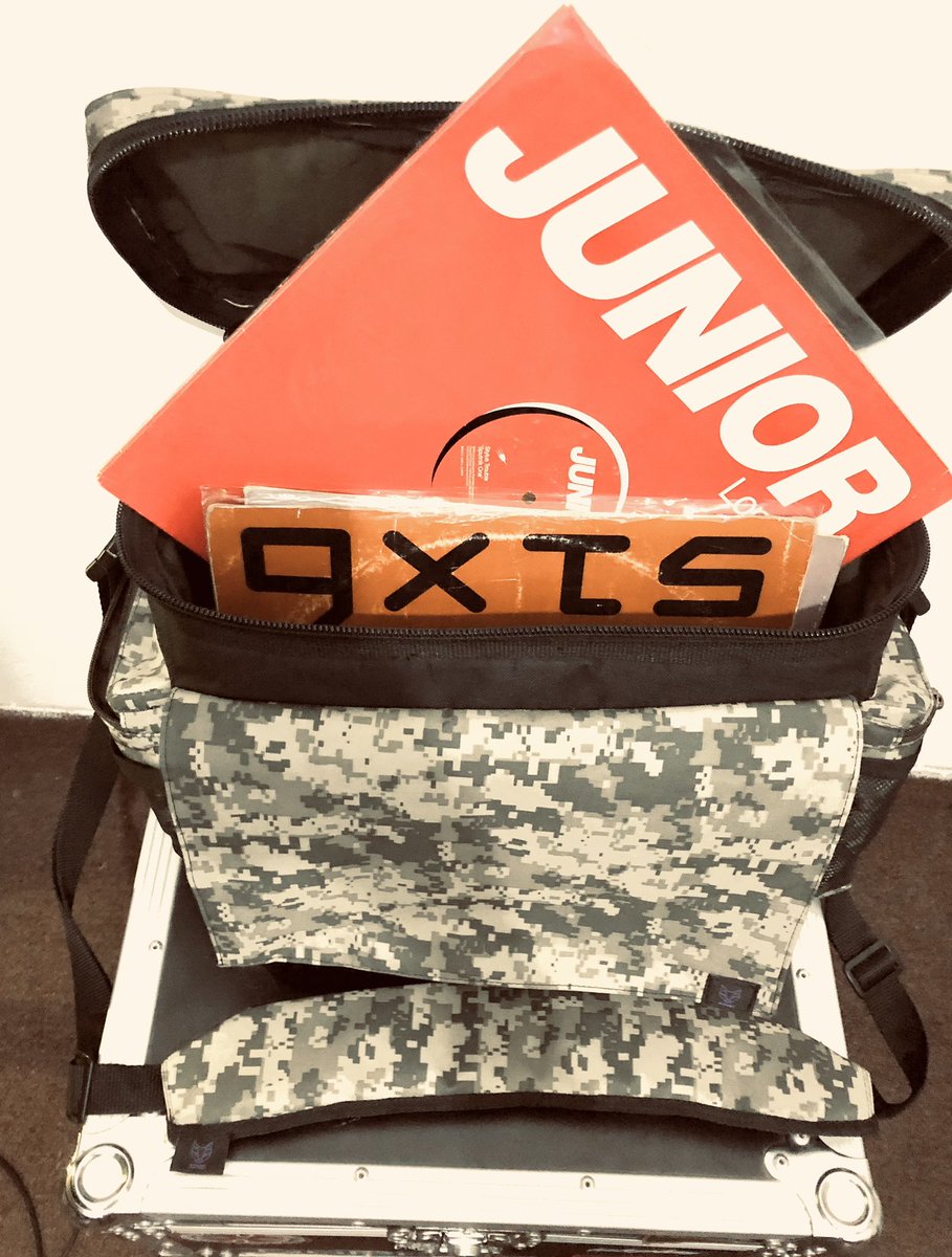 _pablinux_'s tweet image. let the music start .To get off something else