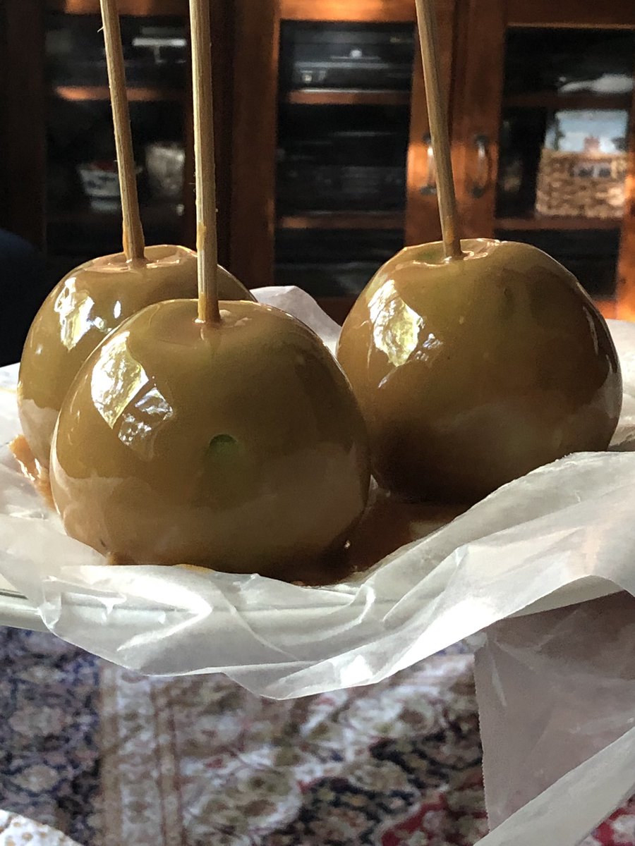 So, we made Carmel Apples 🍏 for our Halloween 🎃 treat. Partly healthy with the apple. #CarmelAppleDay
#Halloweentreats