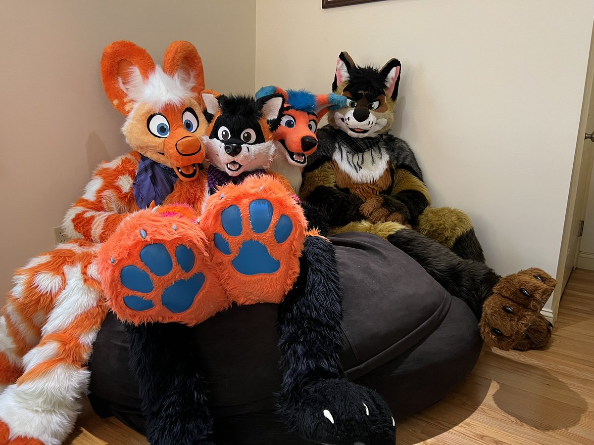 🎃👻🎃👻🎃👻
Wishing Everyone a Happy Halloween!!! 
🍭🍫🍬🍭🍫🍬

(From <a href="/rondofoxcoon/">Rondo</a> 🦝 <a href="/ryotjackal/">Ryot Jackal</a> 🐺 <a href="/Spikeo_O/">Spikeo</a> 🐶 &amp; <a href="/AviFox/">Avi Fox🍊🦊</a> 🦊)