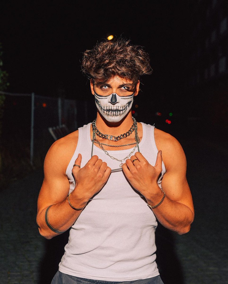 SpyroBj's tweet photo. Wouldn't you like to see something strange?
Come with us and you will see
This, our town of Halloween 🎶🎃

#HuntedScapeCU https://t.co/vWHFLslIEQ