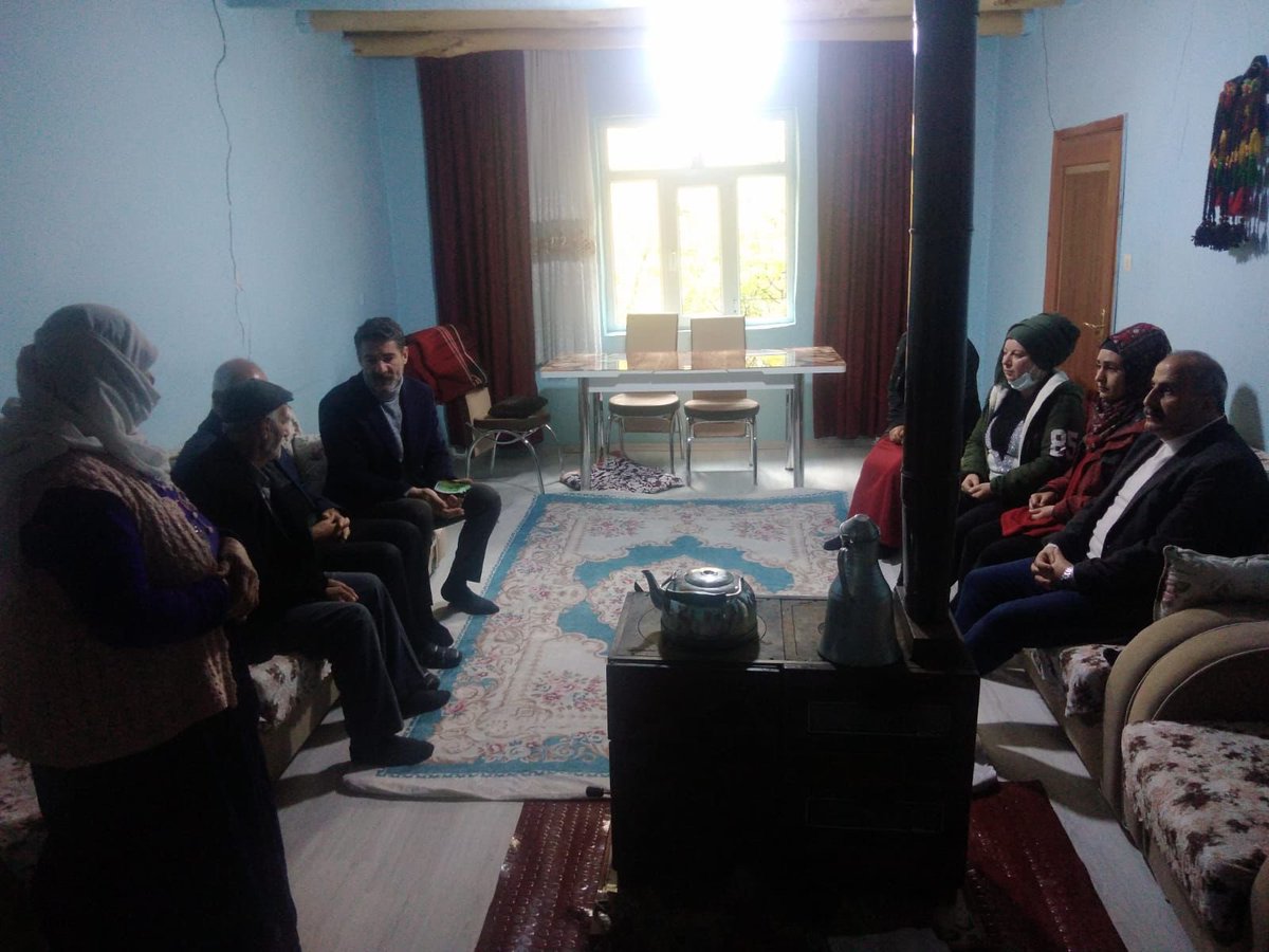 Wantuhay_der's tweet photo. Van Milletvekilimiz Murat SARISAÇ, Van Büyükşehir Belediye Eş Başkanımız Mustafa AVCI, PM Üyemiz Musa İTAH, İl ve #Çatak ilçe yönetimimiz, DBP Van İl Eş Başkanı Çetin UYAR, MEBYA-DER ve TUHAY-DER #Konalga mahallesini ziyaret etti. https://t.co/SXAyh5lQe5