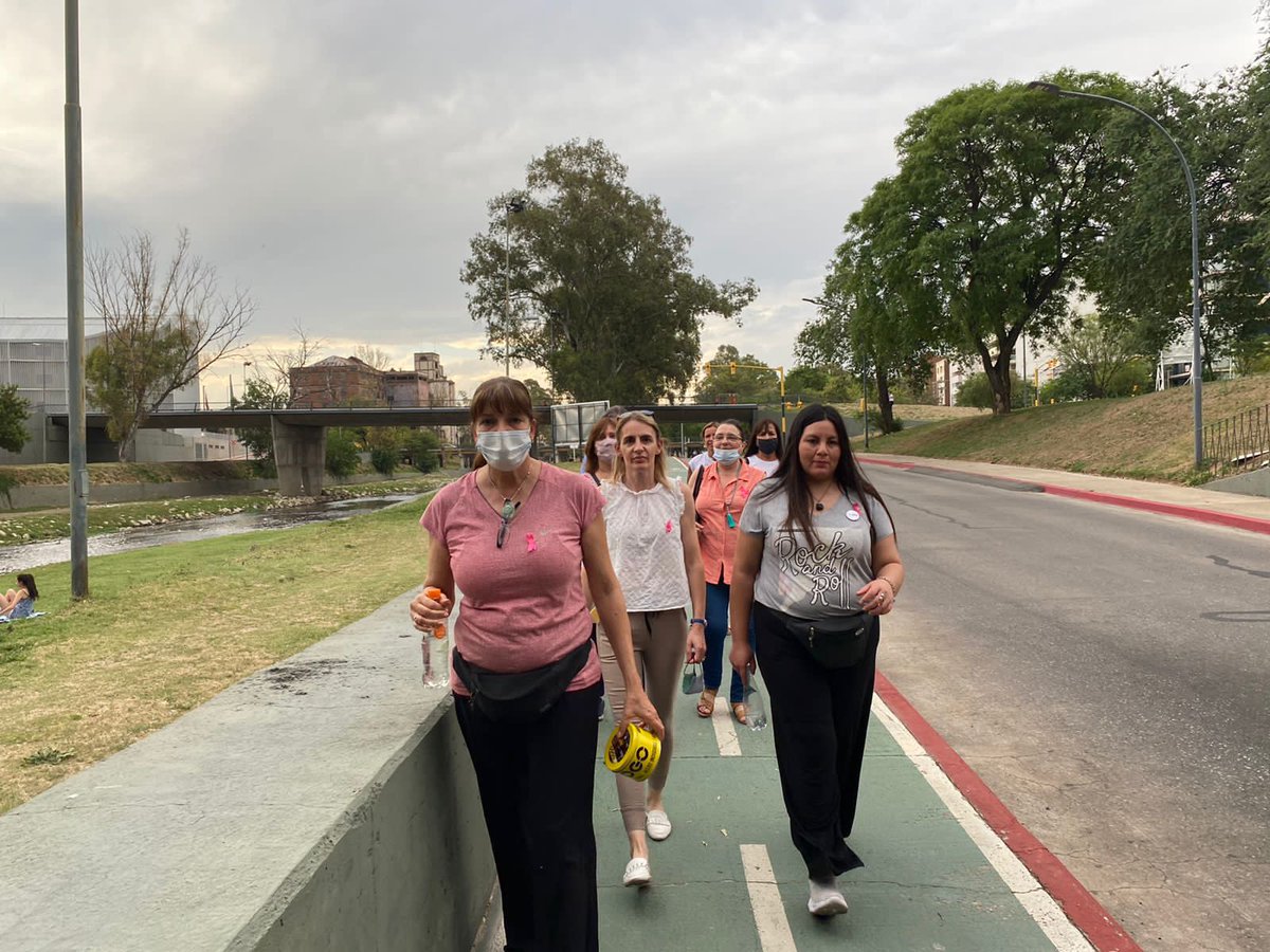 MujeresProCba's tweet photo. En el mes Rosa realizamos una caminata por la costa del Río Suquia y luego @LedaOlivero  nos dió una charla sobre la prevención del cáncer de mama. https://t.co/w5mH60nnMx